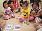 4孩子們喜歡在角落內複習相關圖卡