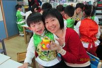 我們做了蘋果鳳梨等過年吉祥小物
