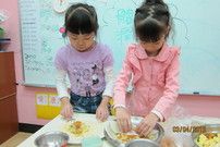 認真捲潤餅中4月3日14:40