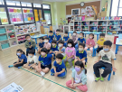 1主題課程介紹到去旅行要帶的東西，孩子們熱烈地分享著自己會準備的物品.JPG
