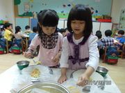 一起把餡料放在潤餅皮上吧