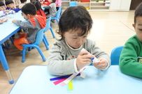 4.認真的製作過年鞭炮
