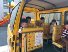 提醒車門邊的孩子不能把手靠近車門.JPG