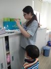 再請老師協助黏上青蛙的眼睛