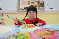 桌上擺滿餡料