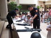 哇！警察叔叔的槍哦！