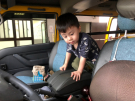 4.讓幼兒練習從後做爬到前座，準備按喇叭!.jpg
