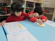 我用黃色顏料慢慢點出稻穗