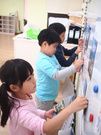 老師將印度皇宮和希臘房子製成拼圖，請孩子依建築外觀將圖拼好