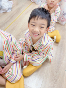 換上帥氣的藝術服真開心.jpg