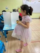 挺著肚子很辛苦