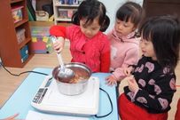 草莓和砂糖要先放鍋子