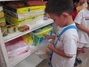把物資放入愛心超市內