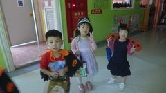 可愛的小班孩子出門敲敲門囉