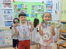 3小朋友將照片分類貼上.jpg