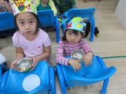 1-2個大孩子這顧一位小班孩子