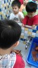 一起動手把地瓜洗乾淨