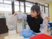 放入果汁機打成紙漿