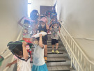 7叮嚀下樓梯時一定要小心避免碰撞跌下樓梯.JPG