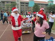 聖誕老公公帶著小小孩一起來運動