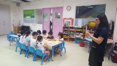 5.首先讓孩子練習將紙對摺成兩半