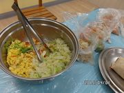 準備餡料包潤餅囉