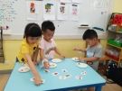 7室內的桌遊活動也是家庭假日生活之一