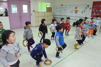 7.跟著老師一起拍拍鈴鼓