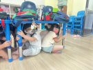 4練習如何躲在桌下保護自己.JPG
