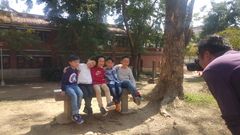 2.老師協助攝影師在旁逗孩子笑，順便側拍做紀錄