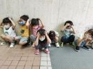 孩子們在行進時空曠處抱頭保護