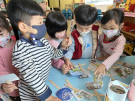 10進行標章分類活動 (1).JPG