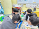 6有的組員幫忙看圖片找出下一步需要的積木.JPG