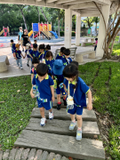 小心跟著
