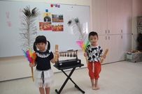 我們右手拿羽毛