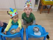 大班孩子負責照顧小班孩子