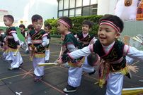 表演鐵扇功夫