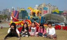 太陽太閃耀,眼睛都張不開囉!