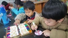 8.在紙上進行花的彩繪後由老師協助製作徽章