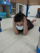 抱頭保護躲在桌子下