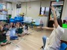 老師好認真表演.jpg