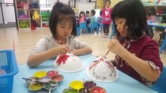 3孩子們很仔細的將每個部份塗上自己喜歡的顏色