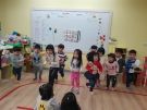 4每位孩子代表不同的動物，模擬出故事中十二生肖賽跑的樣子