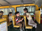 提醒不能跪坐在椅子上回頭聊天.JPG