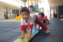 學大象走路唷