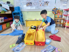 3孩子們練習打包行李.jpg