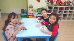 9.孩子開心的享用自己的創意料理 