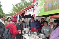 華盛頓董事長也來文心校攤位享受美食呢