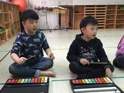 非常專注的跟唱