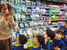 11戶外教學前往超市尋找健康食品標章 (1).JPG